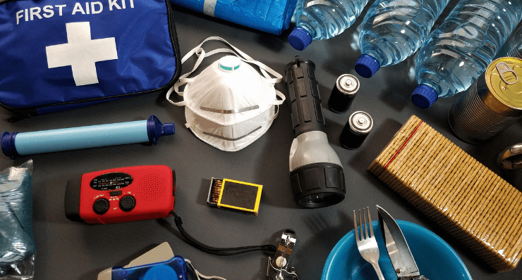 What are 10 items in an emergency kit